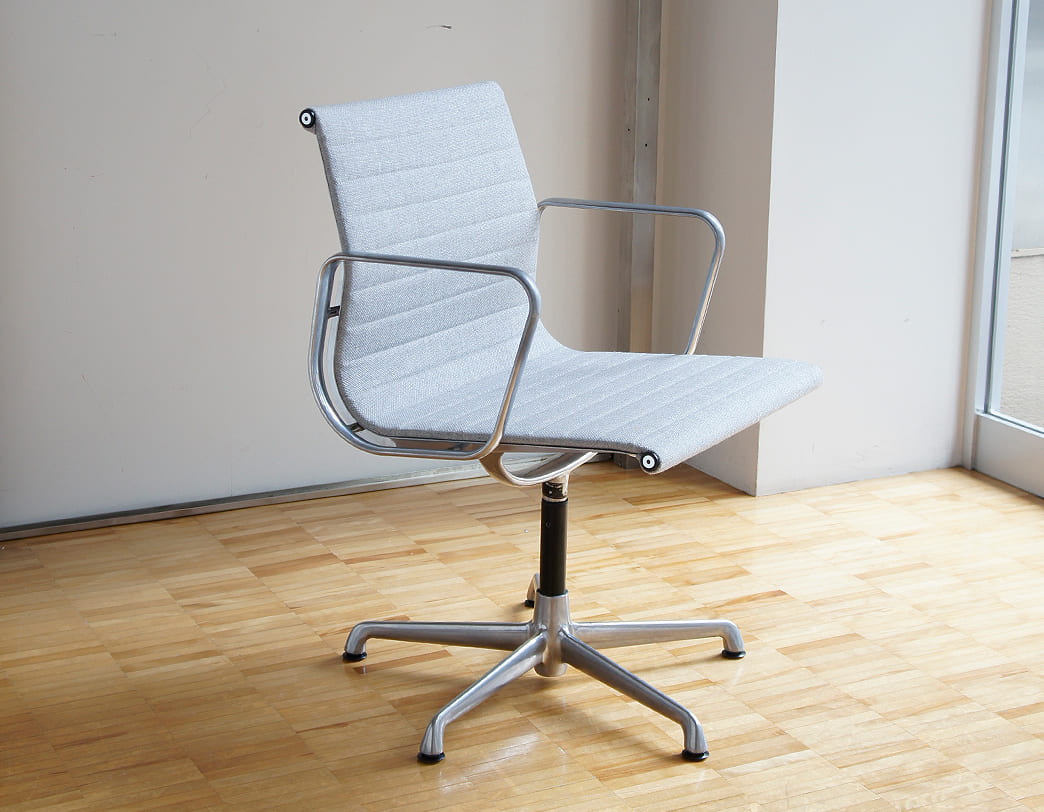 Eames Aluminum Group Management Chair / Charles & Ray Eames