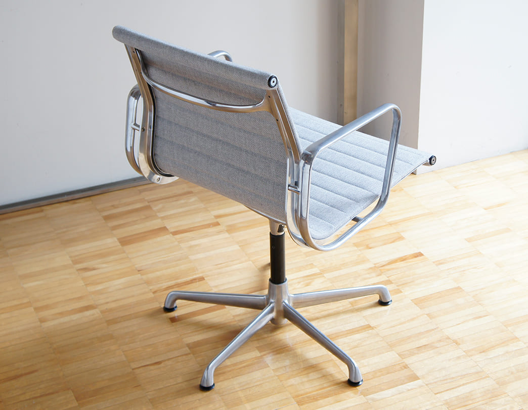 Eames Aluminum Group Management Chair / Charles & Ray Eames