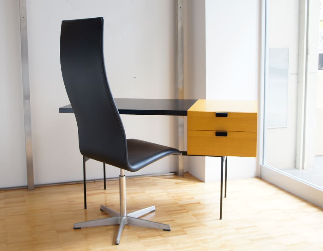 Oxford High Back Chair Leather / Arne Jacobsen