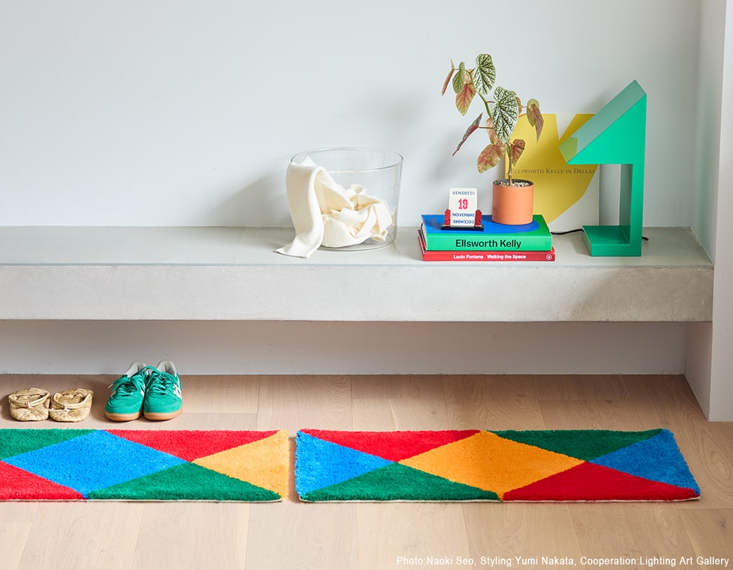 Graphic Rug rotating four colored double cores.